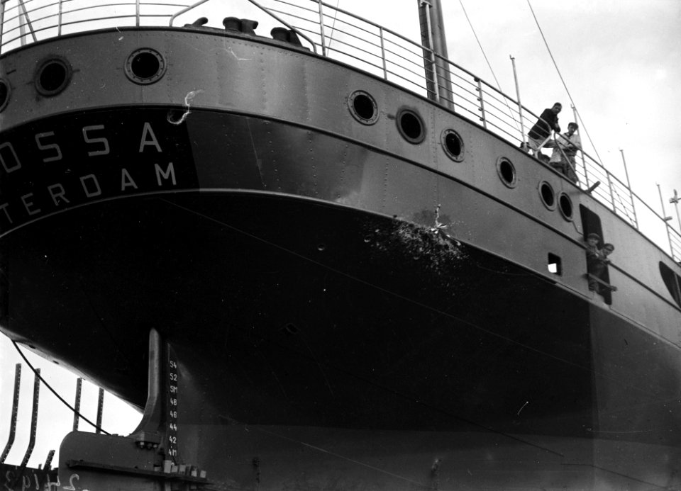 De champagnefles breekt tegen romp schip, Bestanddeelnr 902-4193