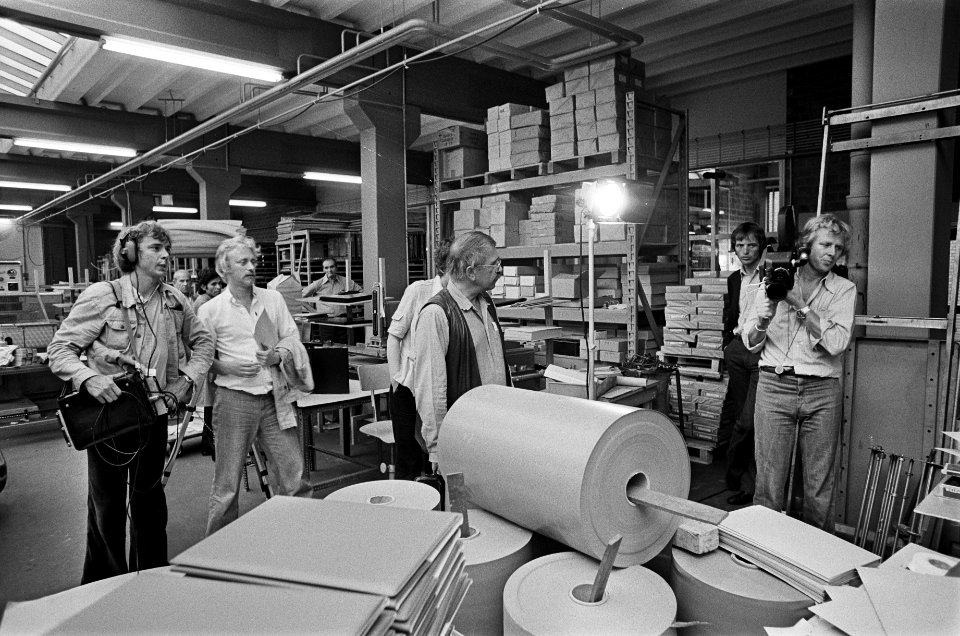 De cineast Jan Vrijman, de filmploeg en de medewerkers filmen het werkmateriaal , Bestanddeelnr 928-0467