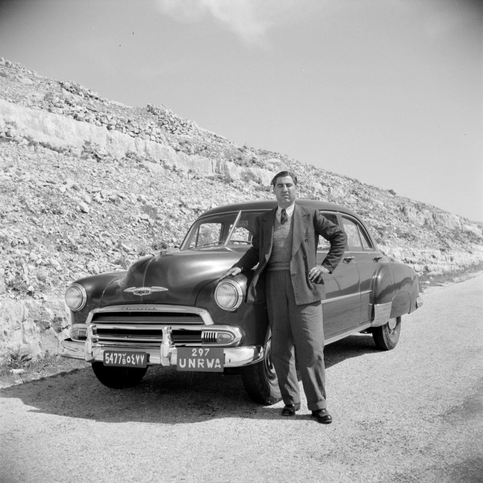 De chauffeur 'Rene' voor een Chevrolet auto, Bestanddeelnr 255-6570