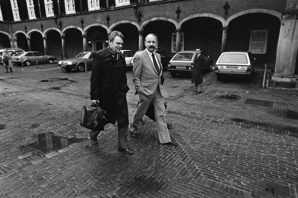De Galan (links, PvdA) en Halberstadt (PvdA) op het Binnenhof, Bestanddeelnr 931-7857