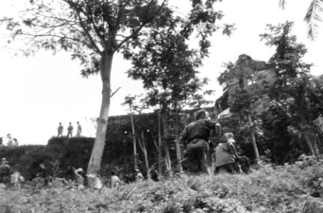 De groep gevangen genomen Republikeinse strijders wordt een steile heuvel opgele, Bestanddeelnr 5437