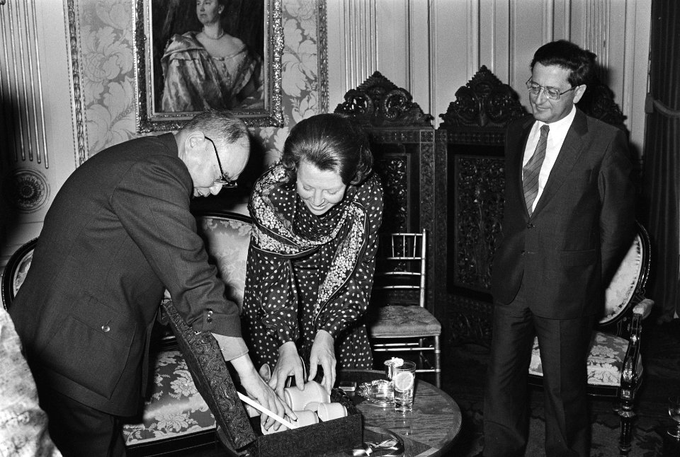 De Chinese minister van Onderwijs Jiang Manxiang biedt prinses Beatrix een thees, Bestanddeelnr 930-4574