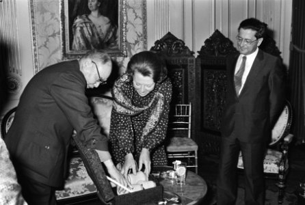 De Chinese minister van Onderwijs Jiang Manxiang biedt prinses Beatrix een thees, Bestanddeelnr 930-4574