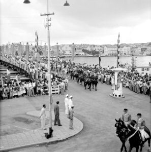 De calèche met het koninklijk paar passeert de Emmabrug in Willemstad op weg naa, Bestanddeelnr 252-3601