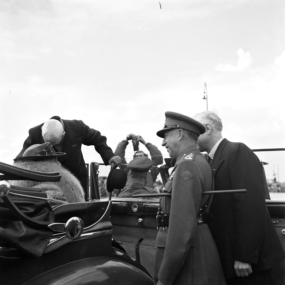 De Canadese generaal Crerar begroet of neemt afscheid van koningin Wilhelmina, Bestanddeelnr 900-4693