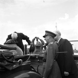 De Canadese generaal Crerar begroet of neemt afscheid van koningin Wilhelmina, Bestanddeelnr 900-4693