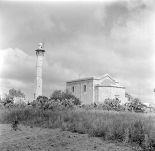 De Grieks-orthodoxe St. Joris kerk (r) en de El Chodr moskee (l), Bestanddeelnr 255-0099