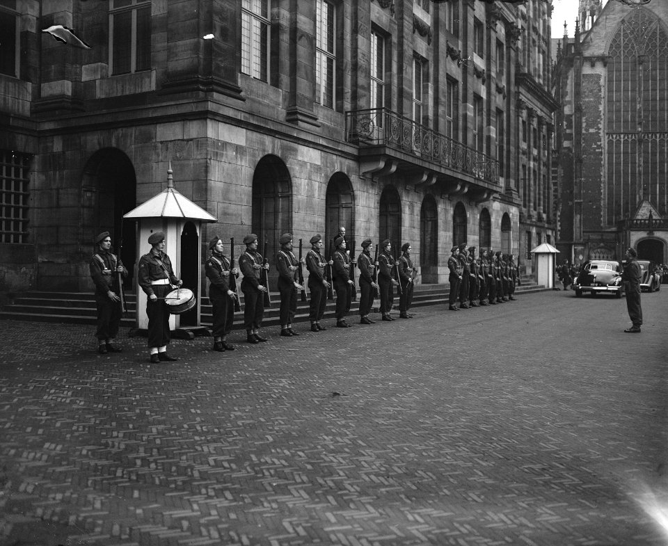 De erewacht staat gereed bij het vertrek van koningin Wilhelmina van het paleis , Bestanddeelnr 902-5726