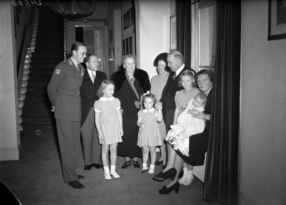 De Canadese premier Mackenzie King temidden van de Koninklijke Familie, Bestanddeelnr 902-4508