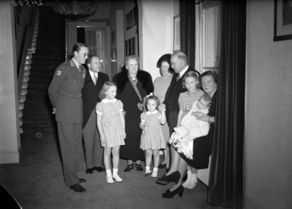 De Canadese premier Mackenzie King temidden van de Koninklijke Familie, Bestanddeelnr 902-4508