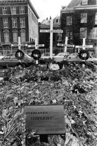 De ereplaats met vijf kruisen voor het Amerikaanse consulaat op Museumplein in A, Bestanddeelnr 932-1032