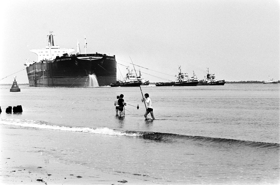 De geknakte supertanker Energy Concentration met op de voorgrond vissers, Bestanddeelnr 930-9548