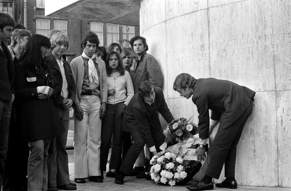 De Commune Nieuw Nederland vervangt op de Dam de vernielde krans van Canadezen, Bestanddeelnr 922-5786