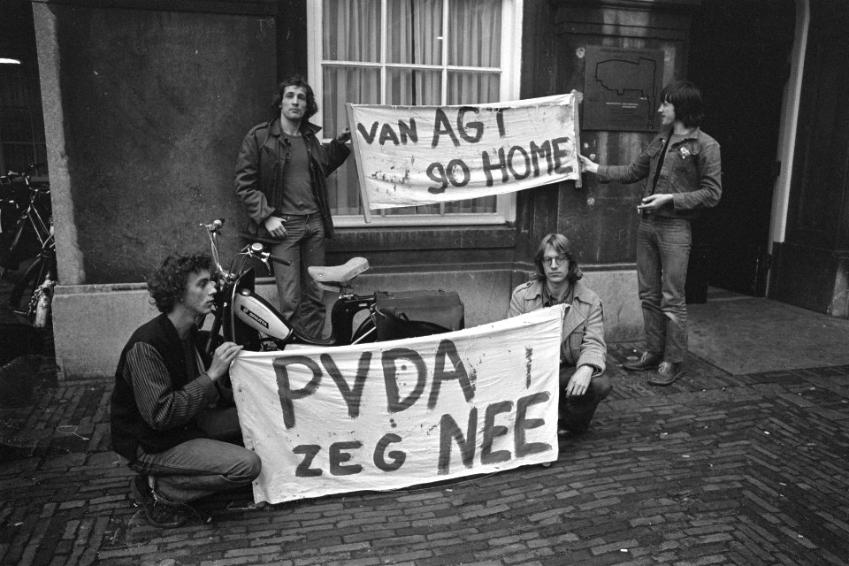 De Gaay Fortman (sr) en Van Agt voor Binnenlandse Zaken jongeren demonstreren , Bestanddeelnr 929-4090