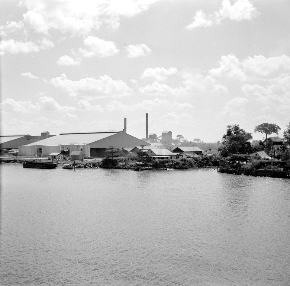 De fabriek van de Billiton Maatschappij aan de Surinamerivier in Suriname, gezie, Bestanddeelnr 252-2139