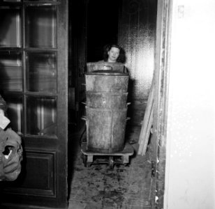 De conciërge vervoert de lege vuilnisemmers, Bestanddeelnr 252-9314