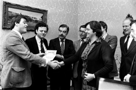 De coach van het politici team, Erika Verkerk-Terpstra, overhandigt een cheque v, Bestanddeelnr 930-5644