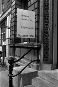 De entree van Museum Fodor, een platform voor jonge Amsterdamse kunstenaars, Bestanddeelnr 925-6648
