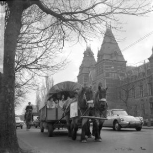 De familie Gillis uit Amerika met huifkar in Nederland, huifkar trekt langs het , Bestanddeelnr 916-1067