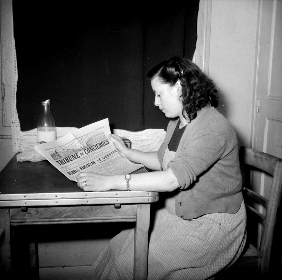 De conciërge leest de krant, de Tribune des Concierges, Bestanddeelnr 252-9318