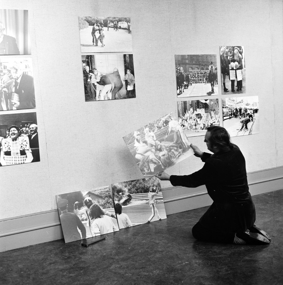 De foto's worden opgehangen De foto's worden opgehangen, Bestanddeelnr 926-8389