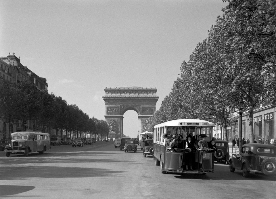 De Champs-Elysées in Parijs met een bus, Bestanddeelnr 191-0495