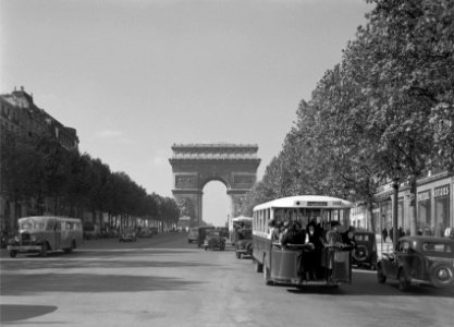 De Champs-Elysées in Parijs met een bus, Bestanddeelnr 191-0495