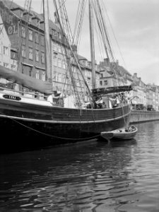 De Erna ligt aangemeerd in de binnenhaven Nyhavn, Bestanddeelnr 190-0500