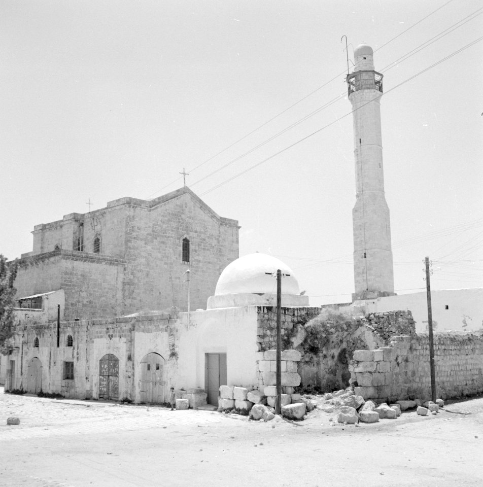 De Grieks-orthodoxe St. Joris kerk (l) en de El Chodr moskee (r) in Lydda (Lod), Bestanddeelnr 255-3108