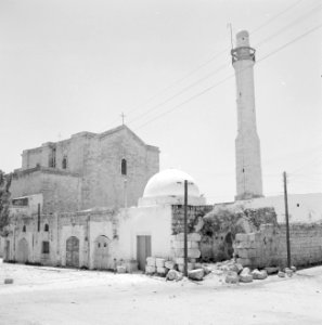 De Grieks-orthodoxe St. Joris kerk (l) en de El Chodr moskee (r) in Lydda (Lod), Bestanddeelnr 255-3108