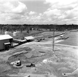 De fabriek van de Surinaamse Bauxiet Maatschappij te Paranam. Op de achtergrond , Bestanddeelnr 252-6557