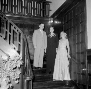 De familie De Greve op de trap in hun huis in Moengo, Bestanddeelnr 252-6993