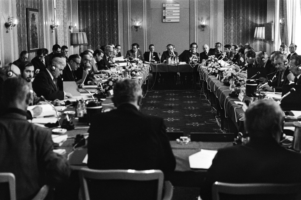 De conferentietafel met de deelnemers uit de vijf landen, Bestanddeelnr 931-2858