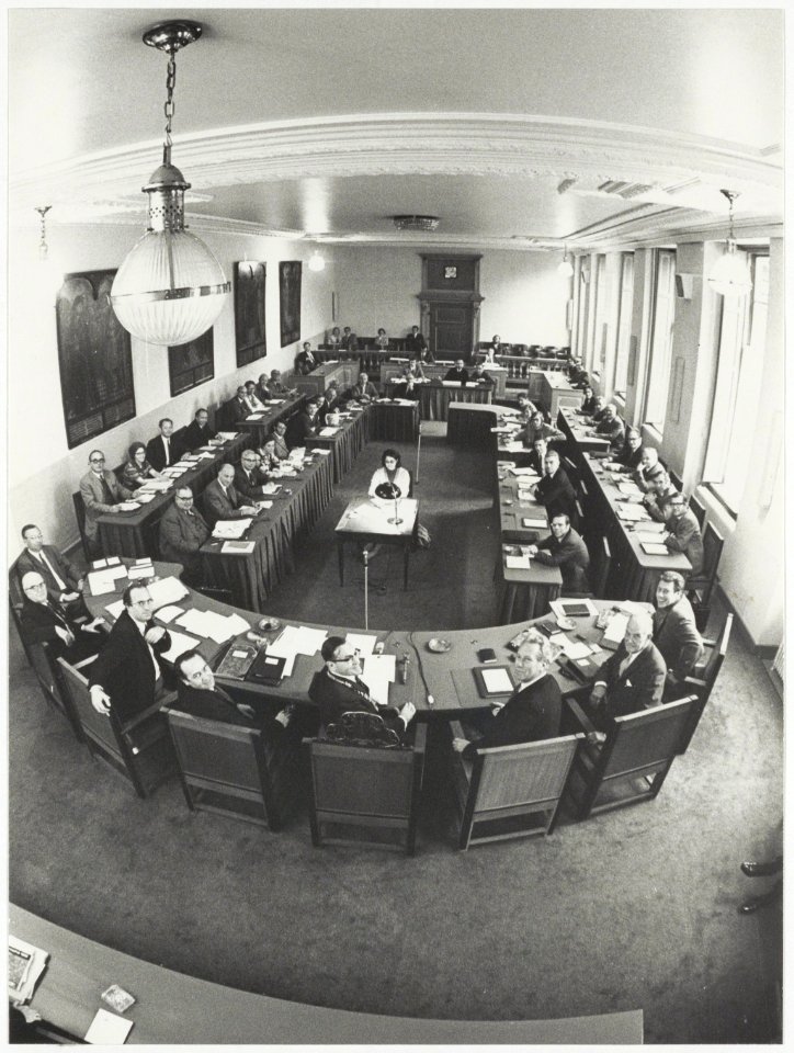 De Gemeenteraad bijeen. V.l.n.r. A. Thuis, W. van Liemt, P.W.Voskuilen, J.N.Meysing, L. de Gou, D.J.A.Geluk, P.J.van der Ham. NL-HlmNHA 54011867