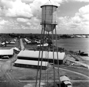 De fabriek van de Surinaamse Bauxiet Maatschappij te Paranam Op de voorgrond ee, Bestanddeelnr 252-6551