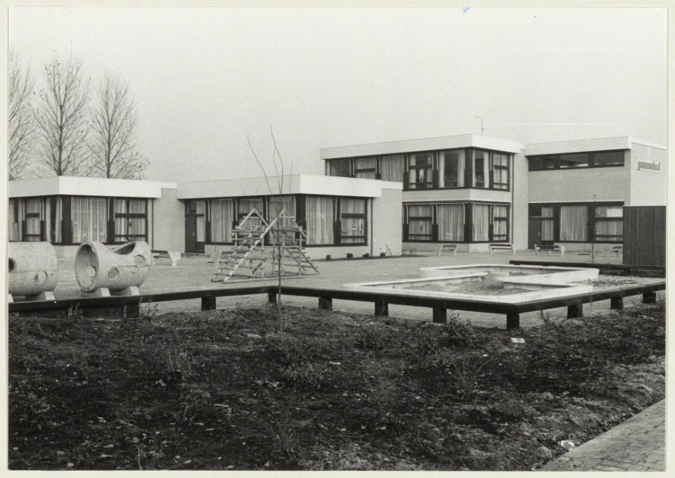 De Gemmaschool met speelplaats. NL-HlmNHA 54009613