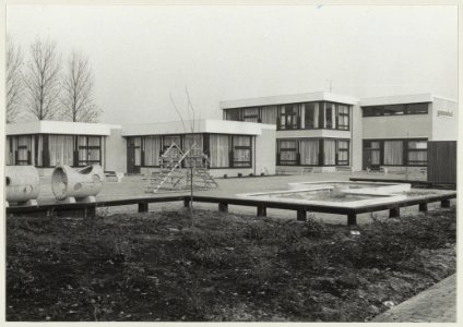 De Gemmaschool met speelplaats. NL-HlmNHA 54009613