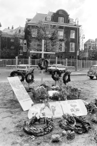 De ereplaats op Museumplein met de vijf kruisen voor het Amerikaanse consulaat, Bestanddeelnr 932-1247