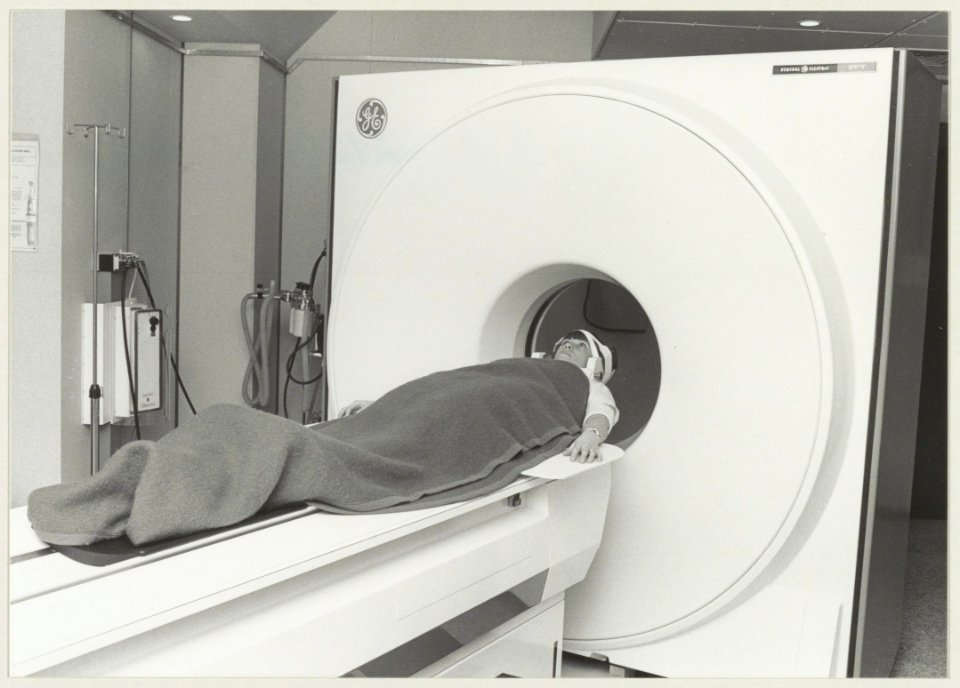 De computeromograaf, het apparaat dat CT scans maakt, in het St. Elisabeths Gasthuis, Boerhaavelaan 22, NL-HlmNHA 54013128