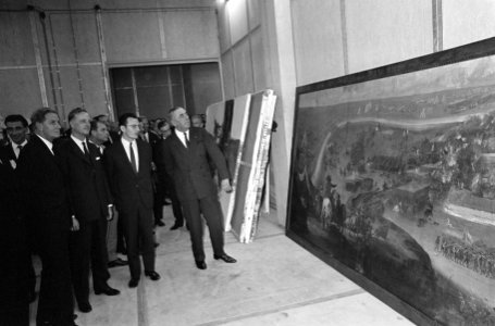 De genodigden, waaronder staatssecretaris Keyzer, bekijken een schilderij, Bestanddeelnr 921-6580