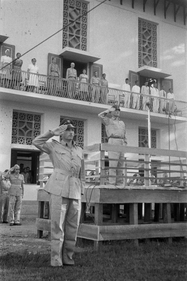 De commandant, kolonel J.W. Sluyter, neemt een defilé af. Het volkslied wordt g…, Bestanddeelnr 447-5-2