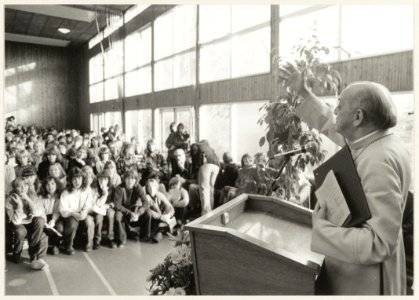 De Braziliaanse bisschop Dom Helder Camara houdt een toespraak in de naar hem genoemde school in Meerwijk. NL-HlmNHA 54010156