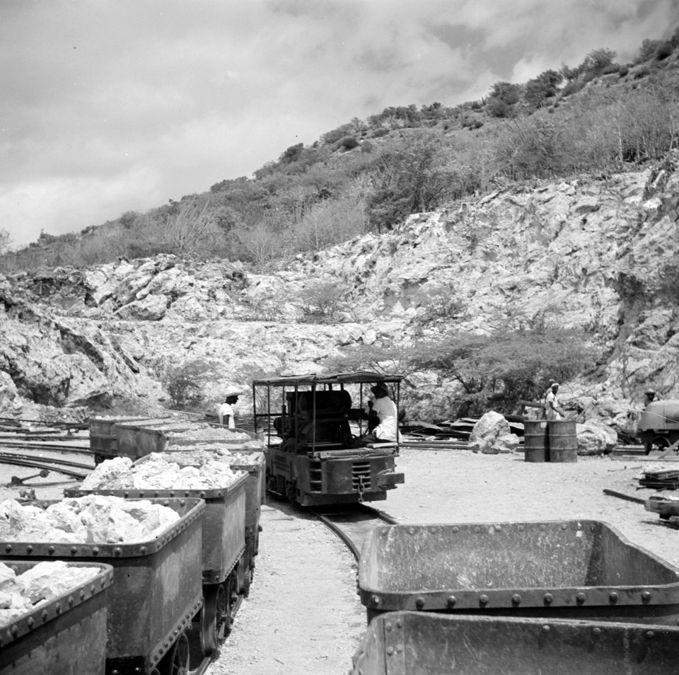 De fosfaatmijn van het bedrijf Curaçao bij de Tafelberg op Curaçao, Bestanddeelnr 252-7416