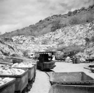 De fosfaatmijn van het bedrijf Curaçao bij de Tafelberg op Curaçao, Bestanddeelnr 252-7416