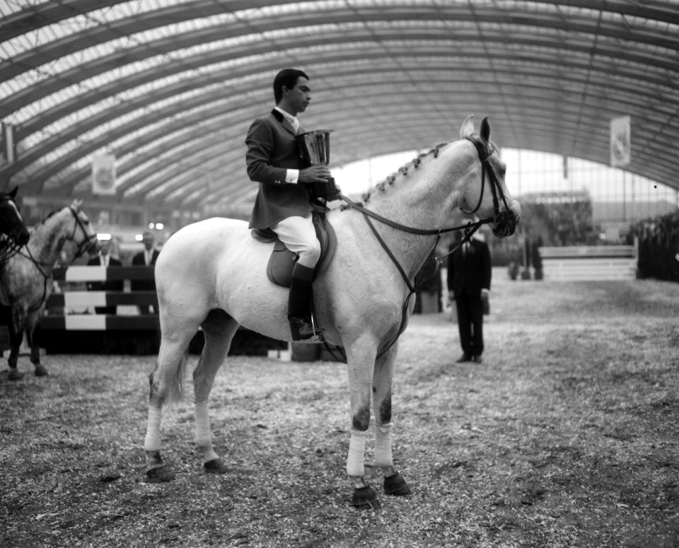 De Braziliaan ruiter Nelson Pessoa met zijn schimmelmerrie Cangaceiro, Bestanddeelnr 919-7088