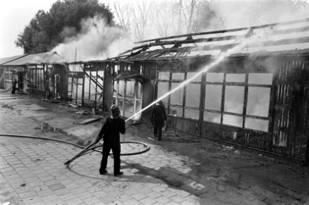 De brandweer is aan het blussen, Bestanddeelnr 922-6364