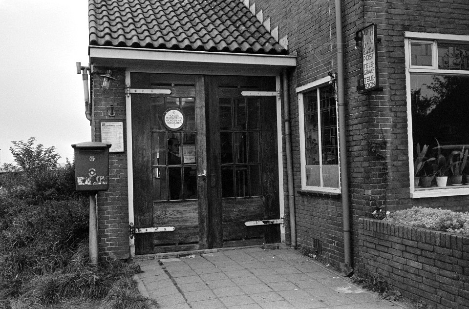 De entree van het overvallen postkantoor, Bestanddeelnr 919-5940