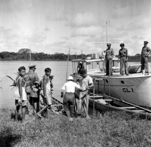 De familie Boogh bij boten op een rivier, waarschijnlijk de Surinamerivier, Bestanddeelnr 252-6944