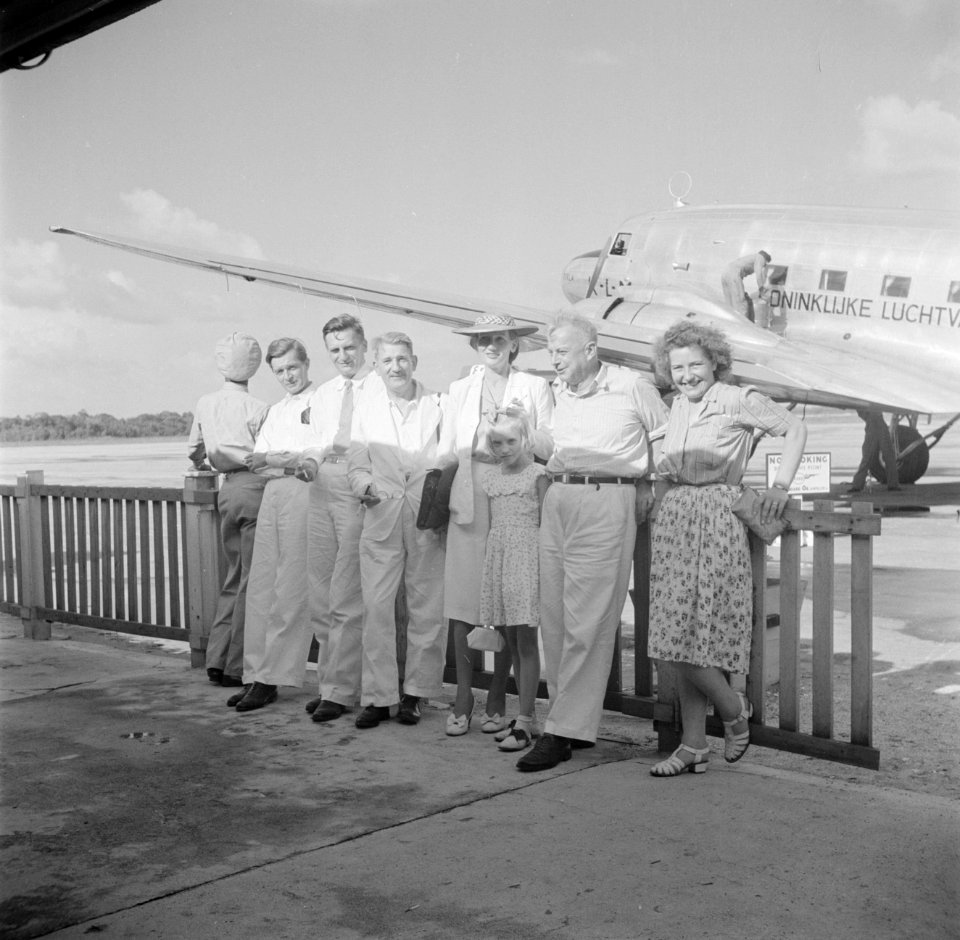 De familie Dekker met anderen bij hun vertrek uit Suriname bij een vliegtuig op v, Bestanddeelnr 252-7019
