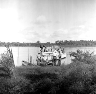 De familie Boogh bij boten op een rivier, waarschijnlijk de Surinamerivier, Bestanddeelnr 252-6945